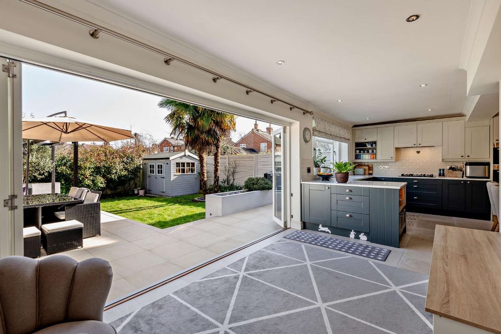 Property photo 2 of 15 Kitchen/Breakfast