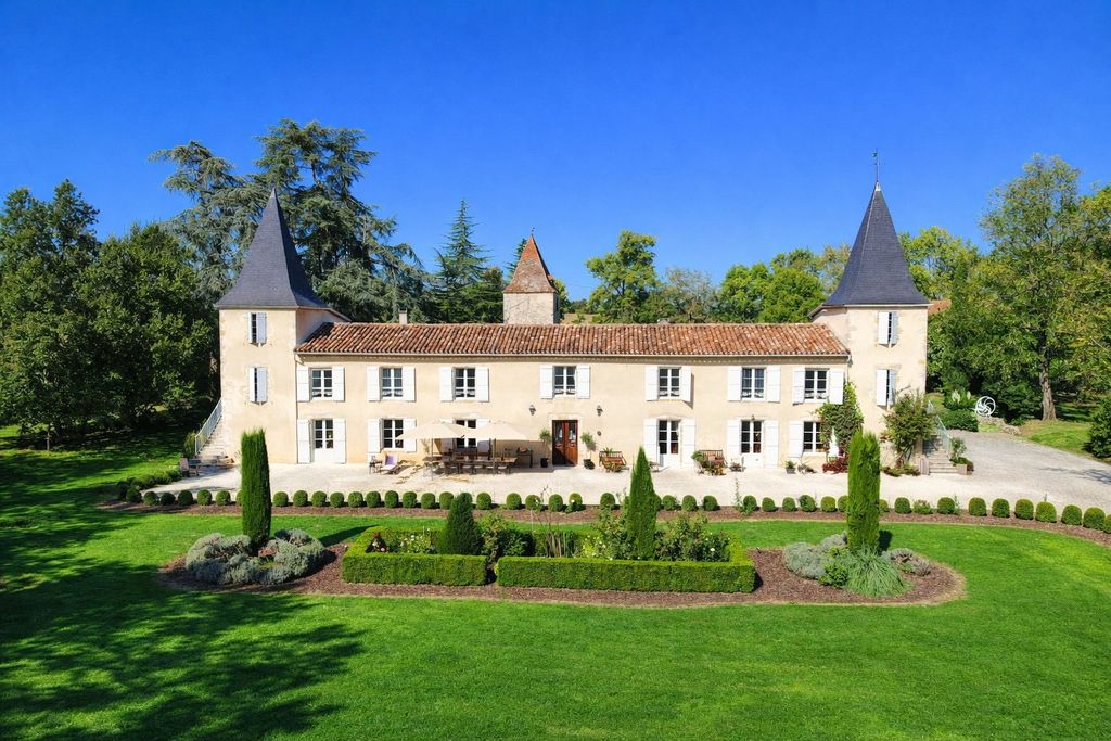 Property photo 1 of 30 Beautifully Renovated Country Home Nestled In A 3-Hectare Park