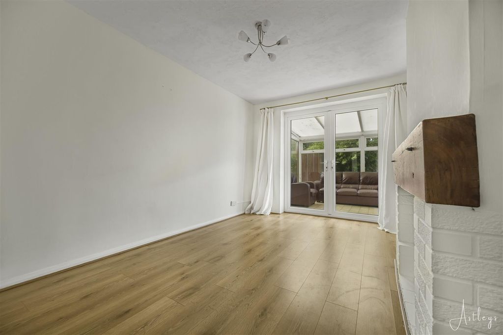 Property photo 3 of 22 Lounge