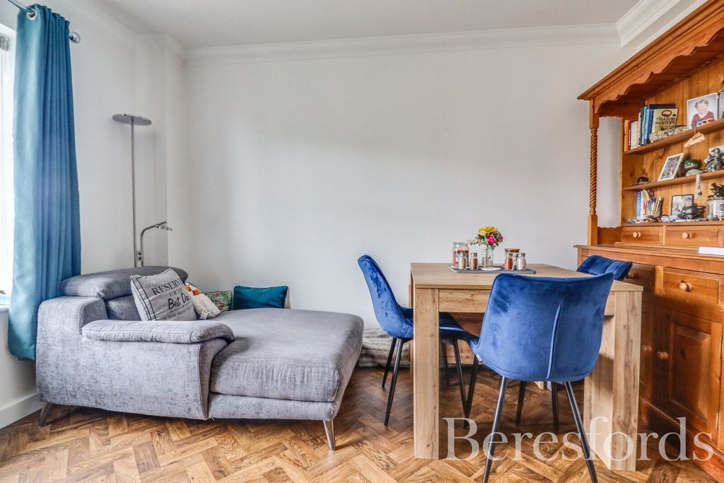2 bed flat for saleCressing Road, Braintree CM7 photo 5