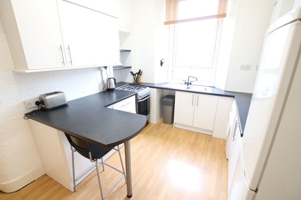 Property photo 3 of 8 Kitchen