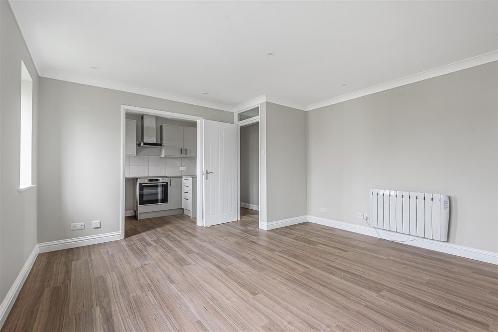 Property photo 2 of 20 Cherry Tree Court, Pier Avenue