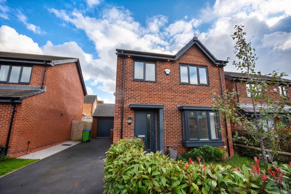 Property photo 1 of 18 Thyme Drive, Manchester, M24 5Ax