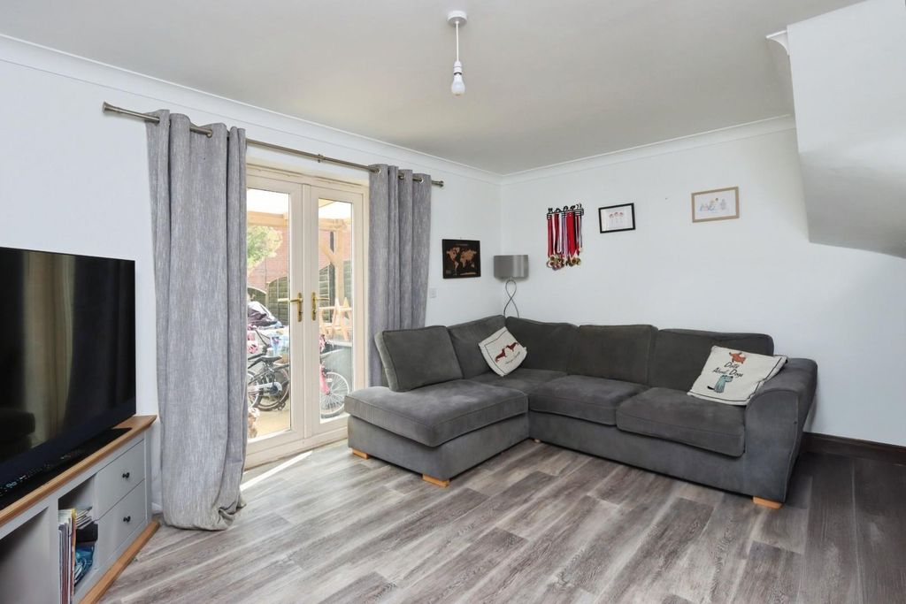 Property photo 2 of 14 Lounge 02.Jpg