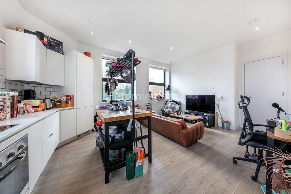 Property photo 2 of 10 Flat 8, Cambridge House - Dhs0Wds1Ijvhqh10Vnjb.Jpg