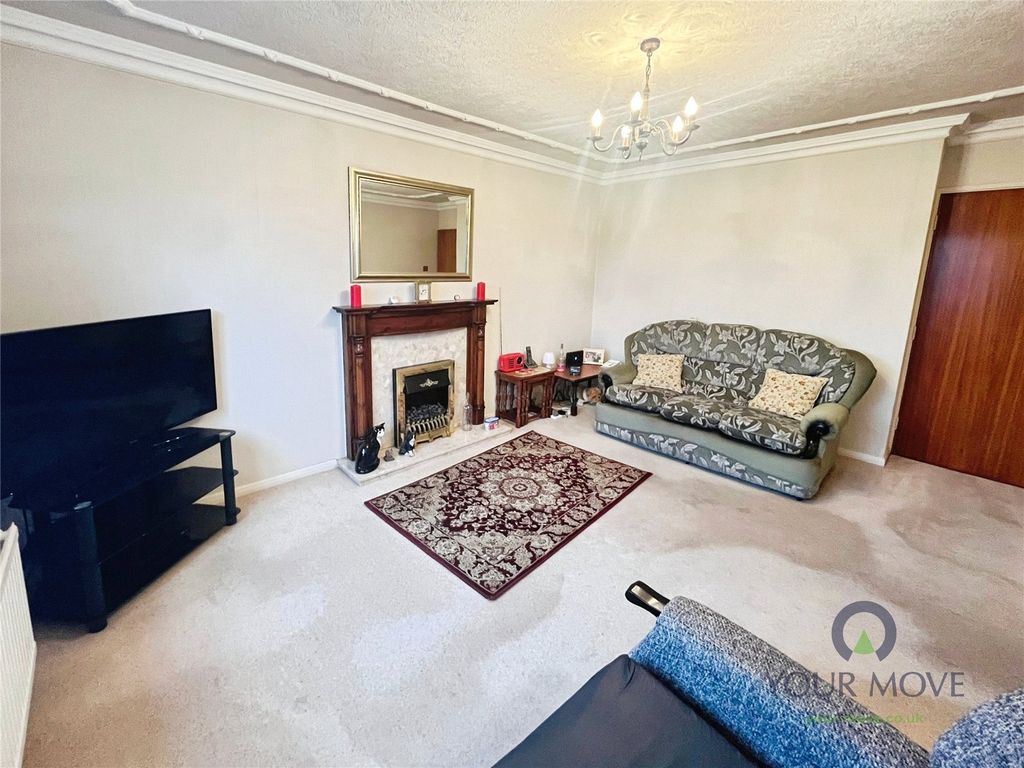 Property photo 3 of 11 Lounge