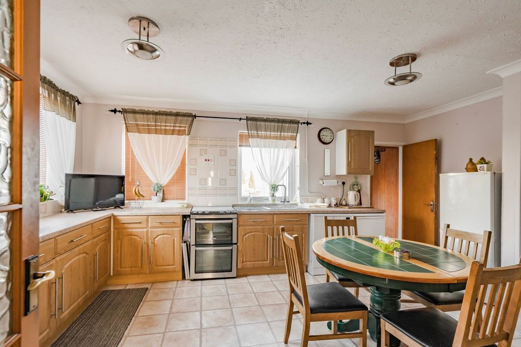 Property photo 2 of 27