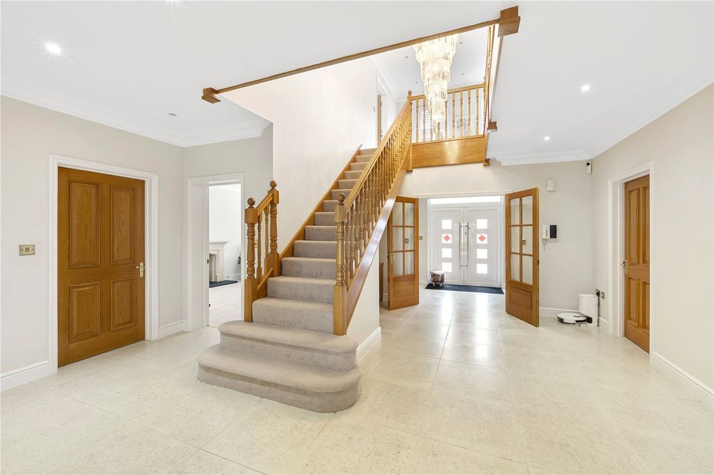 Property photo 3 of 27 Entrance Hall