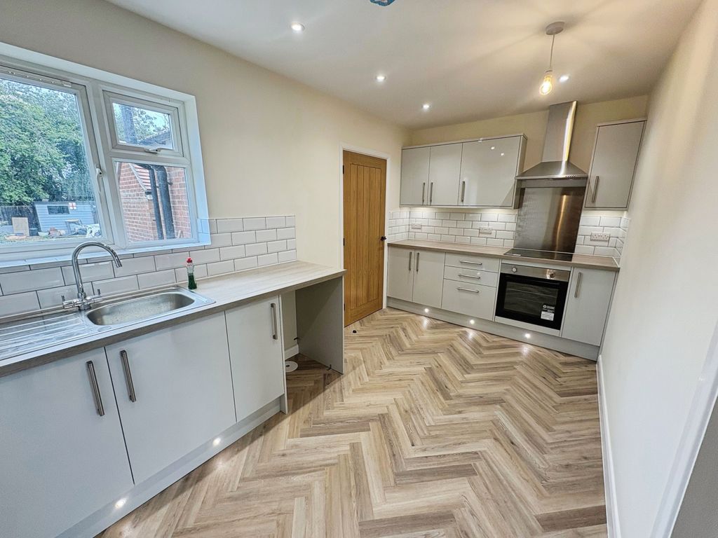 Property photo 2 of 6 Kitchen