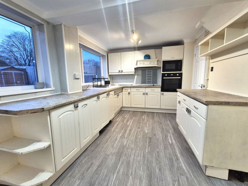 Property photo 2 of 10 Kitchen