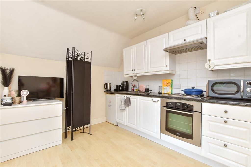 Property photo 3 of 8 Studio Room