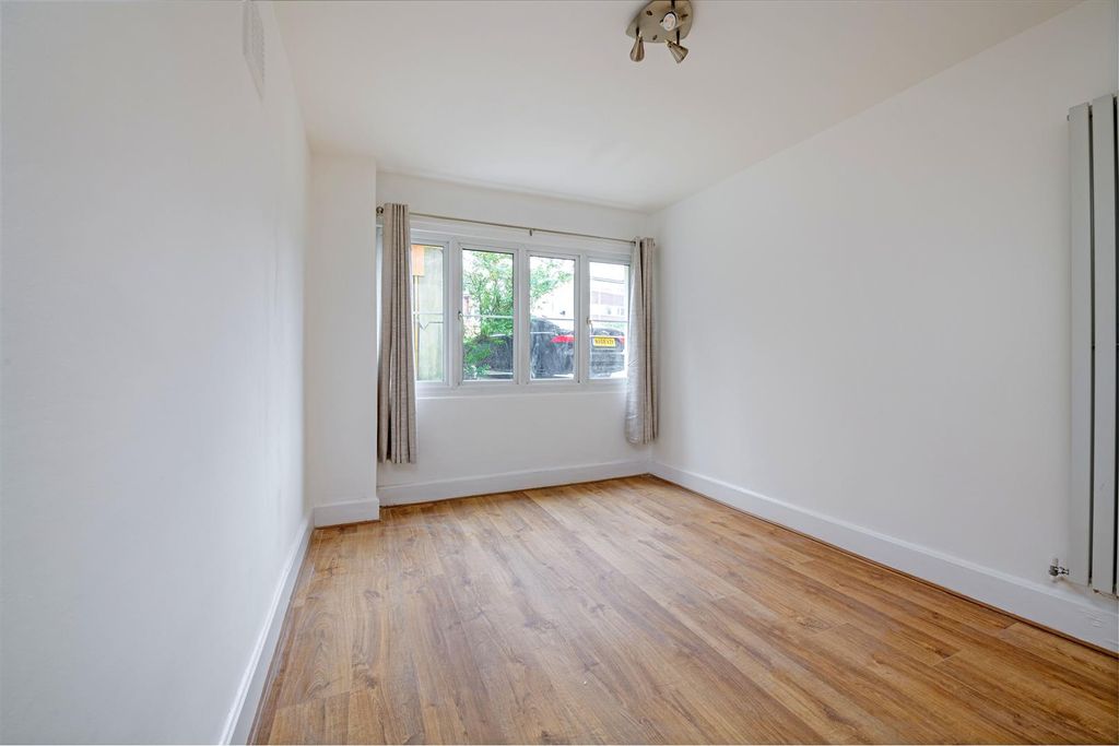 Property photo 2 of 9 2A 23 Putney Hill Rec.Jpg
