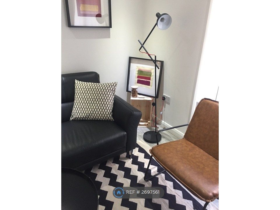 Property photo 2 of 22 Living Room / Reception