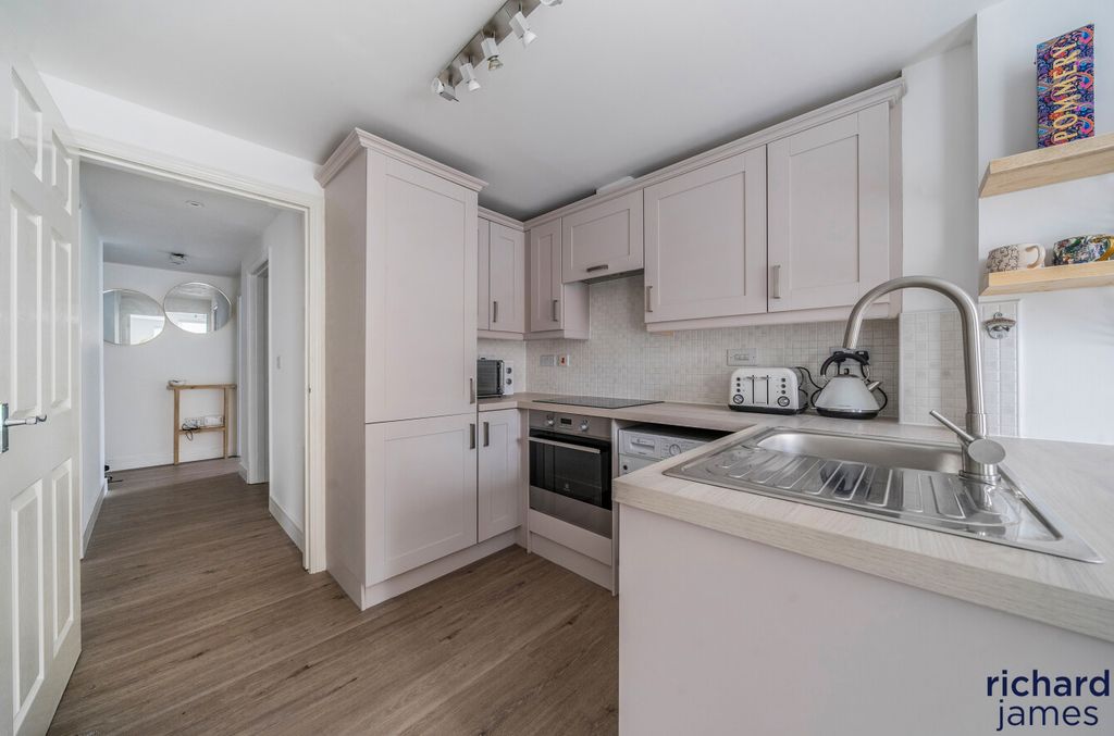 Property photo 2 of 10 8Ae4d519B2E14A2784F184cd7F84c879