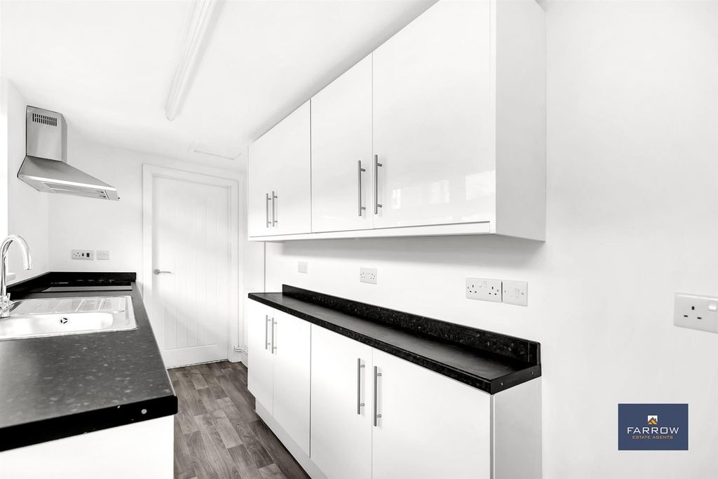 Property photo 3 of 19 Kitchen