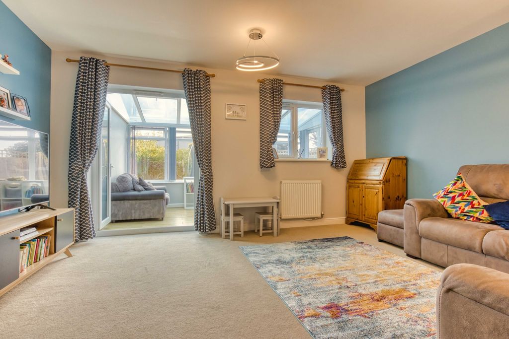 Property photo 3 of 20 Ewemove Taunton - Roys Place (7)
