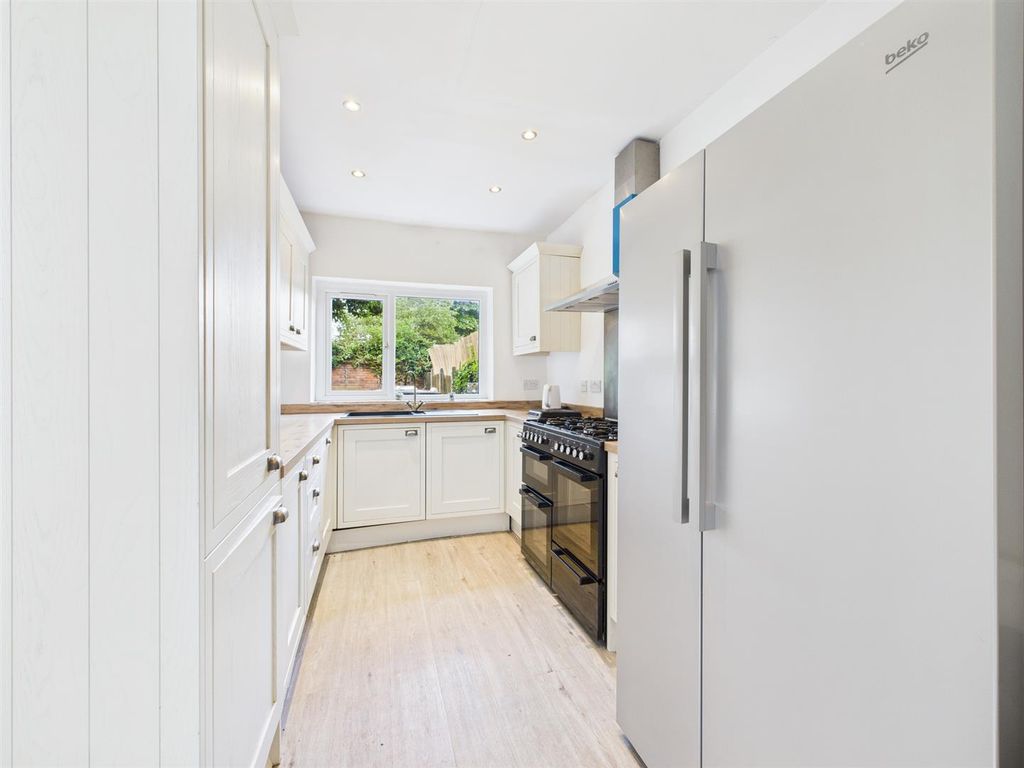 Property photo 2 of 11 Kitchen