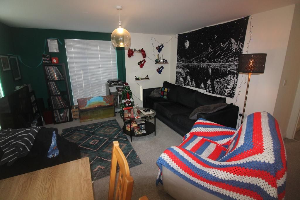 Property photo 3 of 6 Lounge