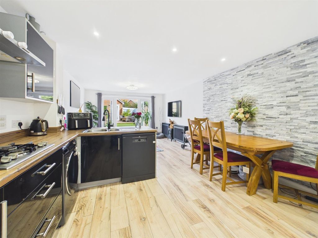 Property photo 2 of 21 Kitchen/Dining Area