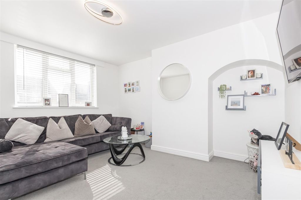 Property photo 2 of 14 Lounge