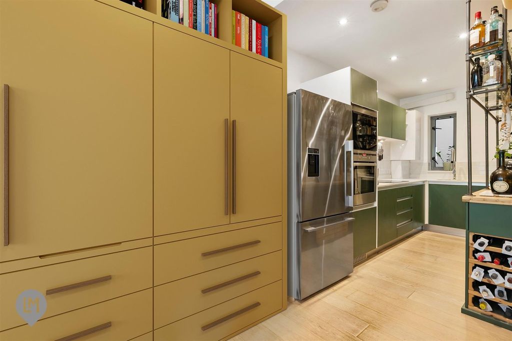 Property photo 3 of 10 Kitchen