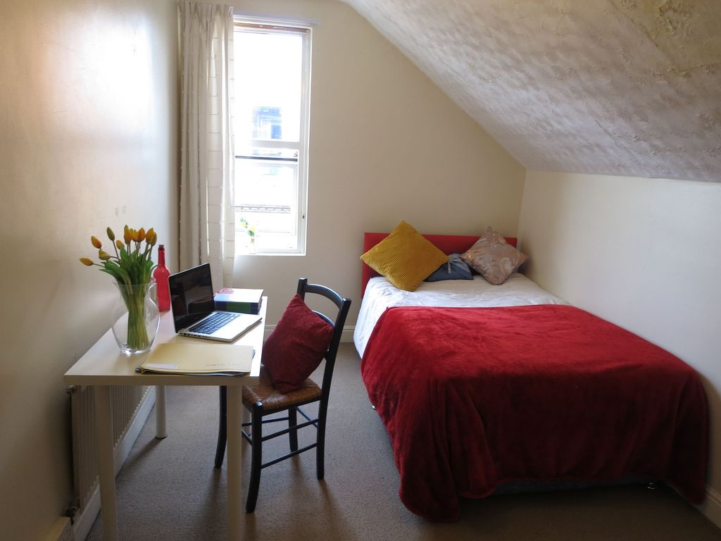 Property photo 3 of 28 Bright And Cozy Single Bedroom Featuring A Comfort...