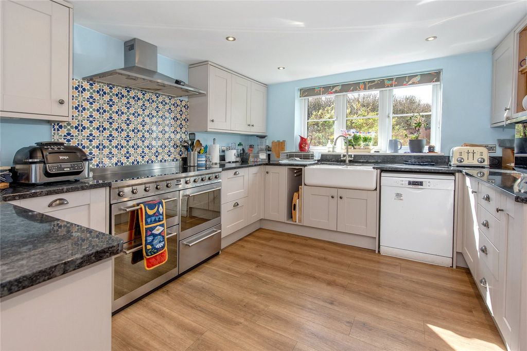 Property photo 2 of 27 Picture No. 17