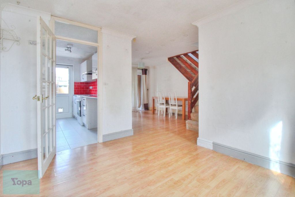 Property photo 2 of 17 F69A71B2-Lounge2