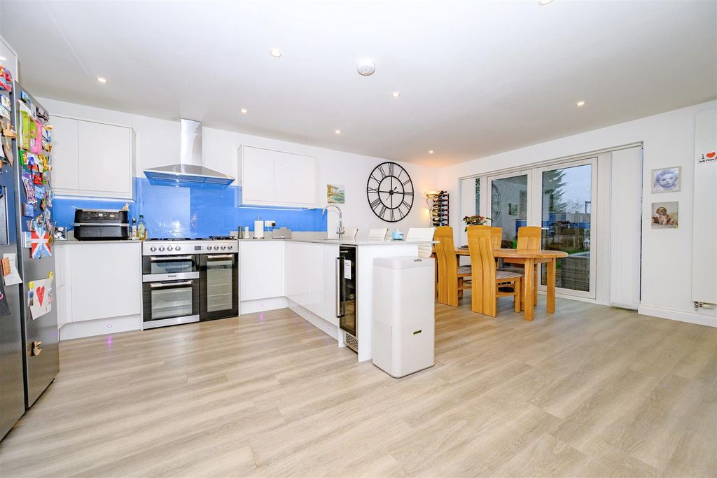 Property photo 3 of 25 Kitchen