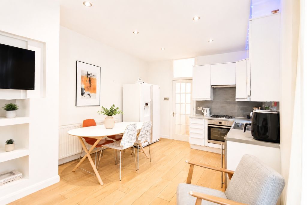 Property photo 1 of 6 Kitchen