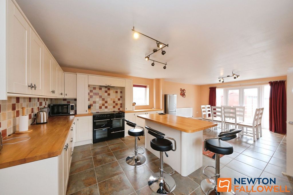 Property photo 2 of 39