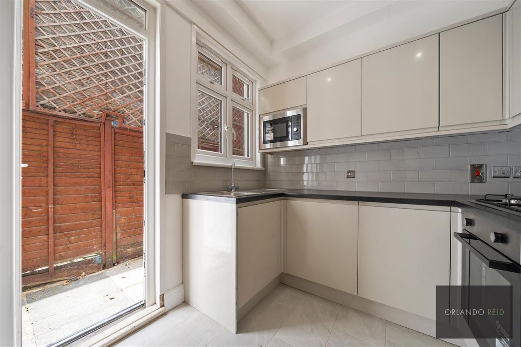 Property photo 3 of 8 103A John Ruskin Street Se5 0Pq-9.Jpg