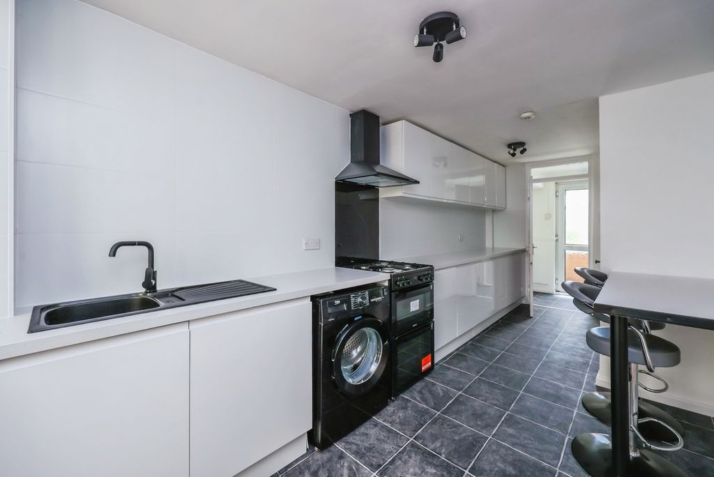 Property photo 2 of 17 New Fitted Kitchen