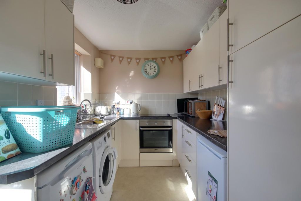Property photo 2 of 7 Kitchen