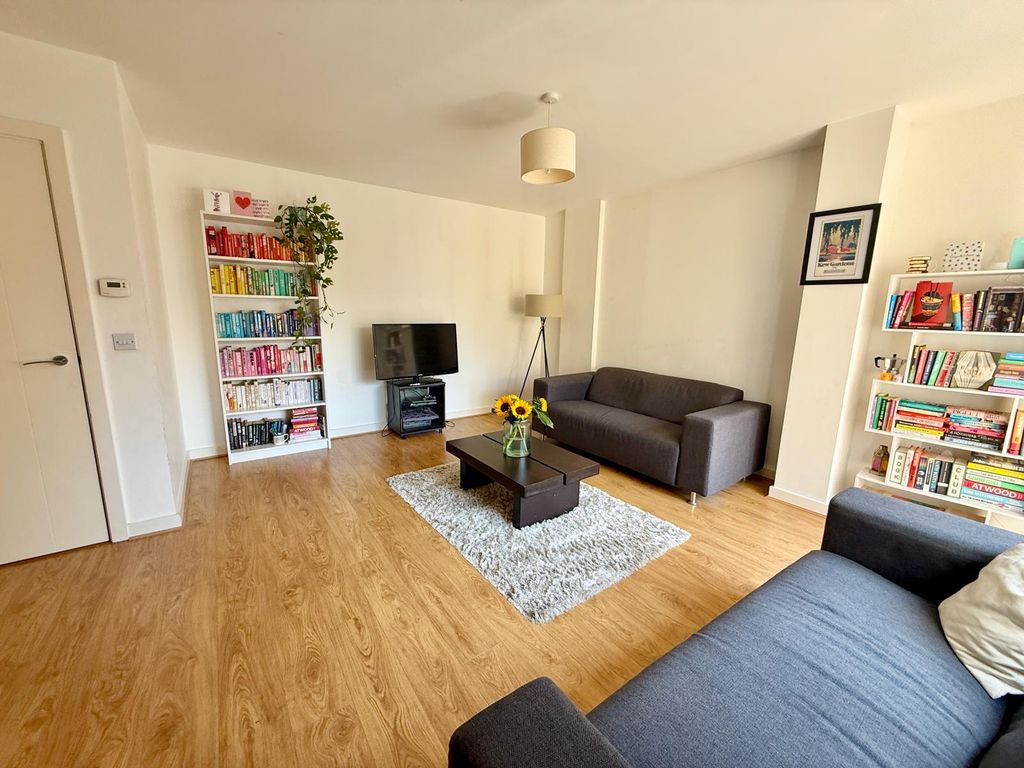 Property photo 1 of 16 Modern 2-Bedroom, 2-Bathroom Flat Near Canary Wharf