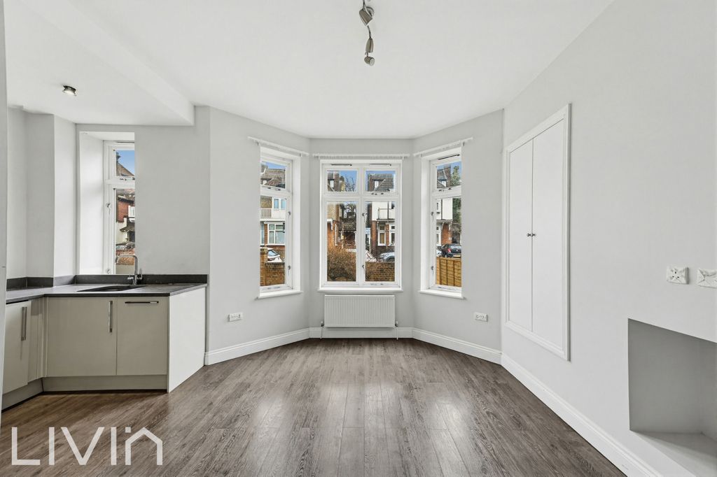 Property photo 2 of 10 Chatsworth Road,53,1-11-2