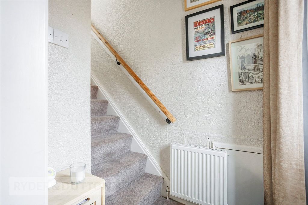 Property photo 3 of 35 Entrance Hall