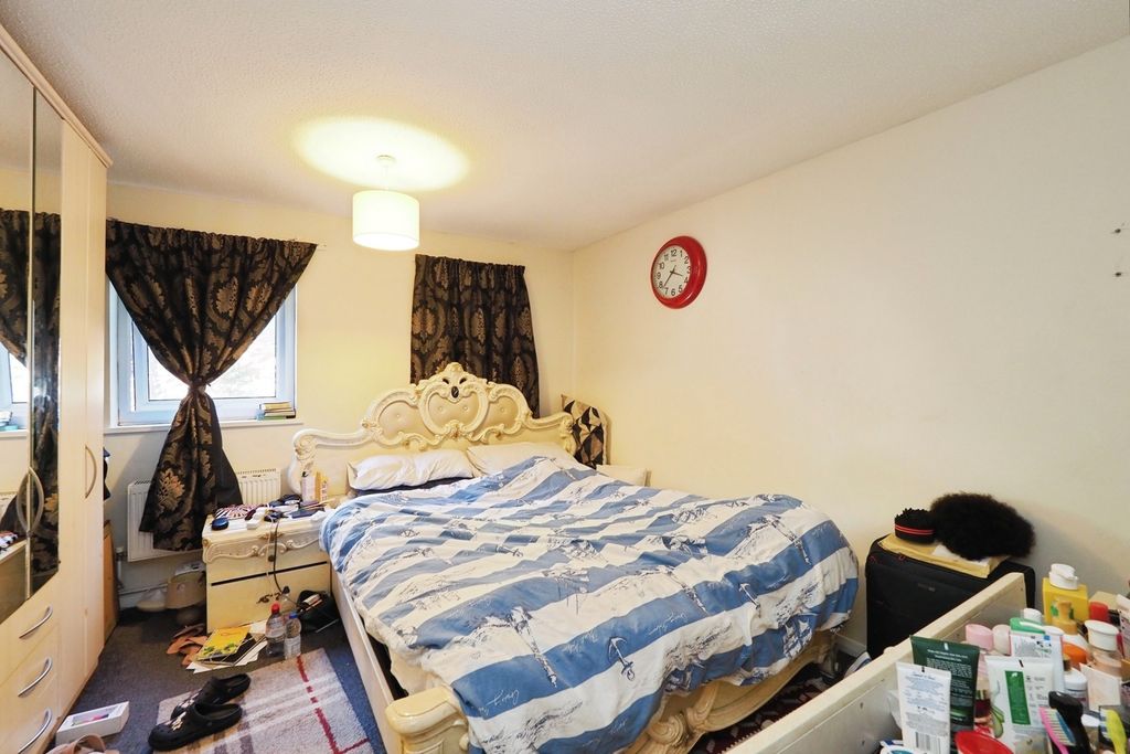 Property photo 3 of 17 Bedroom