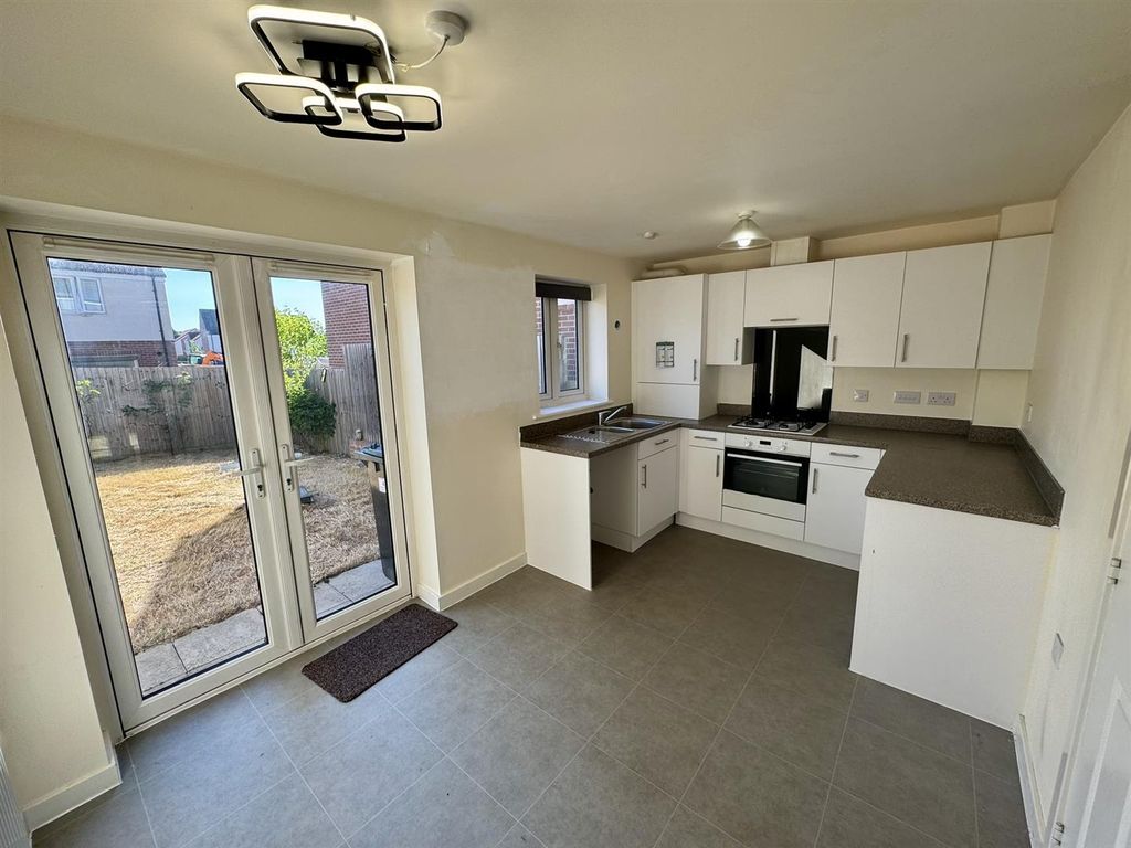 Property photo 3 of 22 Kitchen Diner (2/5)