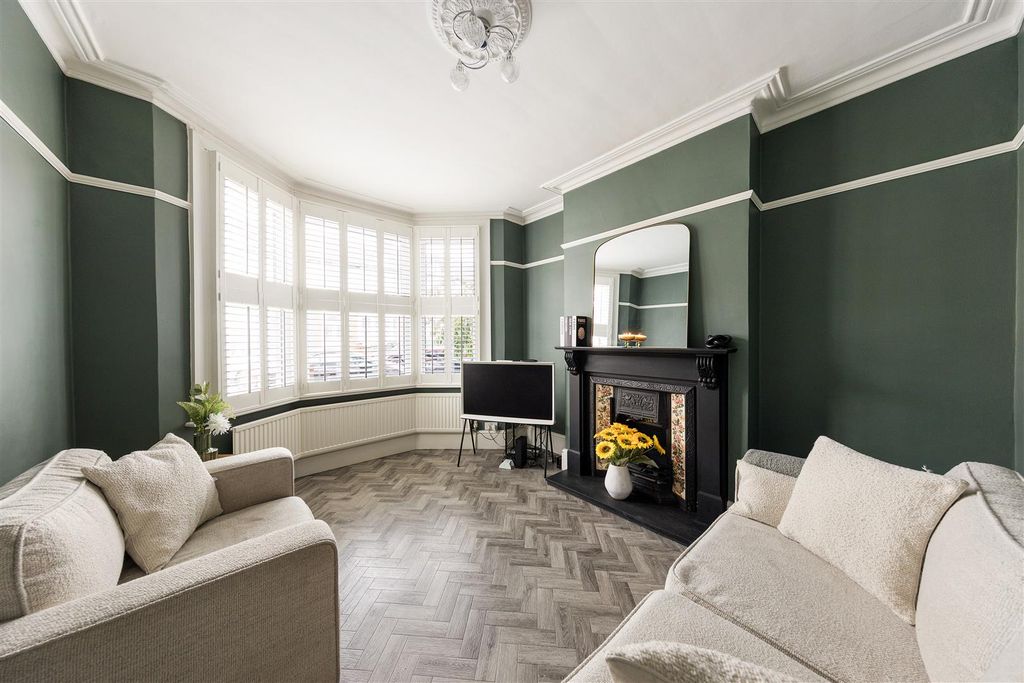 Property photo 2 of 51 Waverley Road, E18