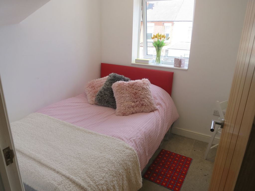 Property photo 1 of 9 A Cozy Double Bedroom Featuring A Comfortable Bed ...