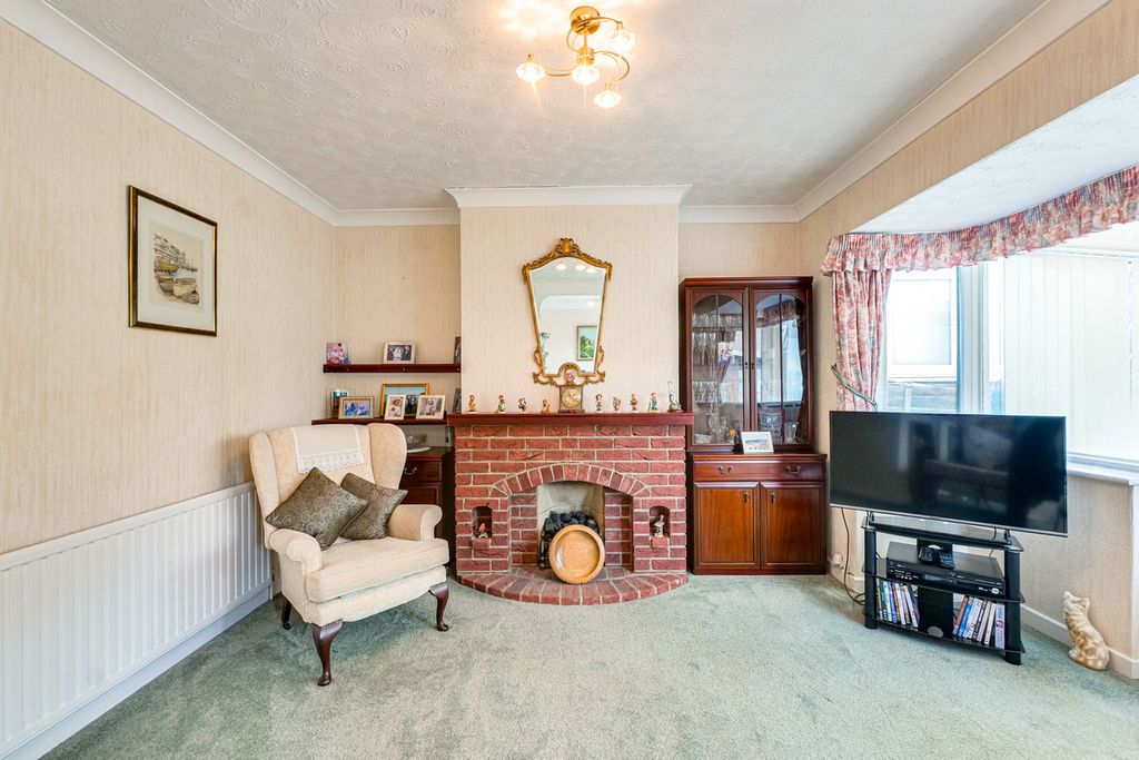 Property photo 2 of 27