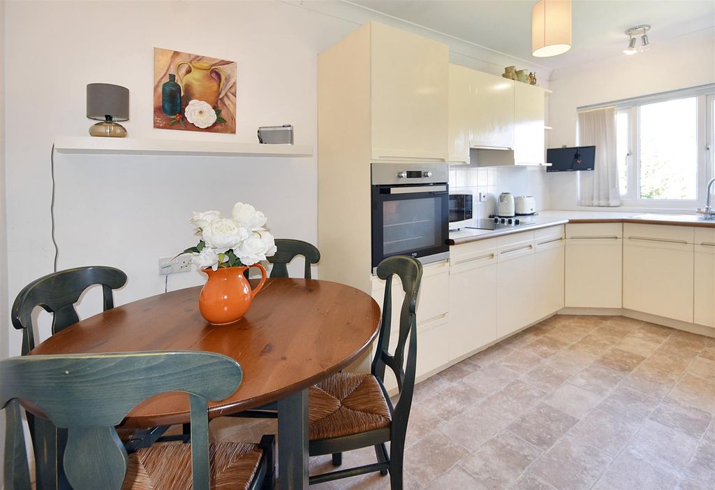 Property photo 2 of 11 Kitchen/Dining Room