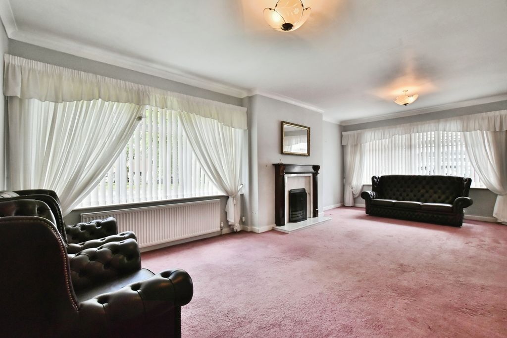 Property photo 3 of 20 Lounge