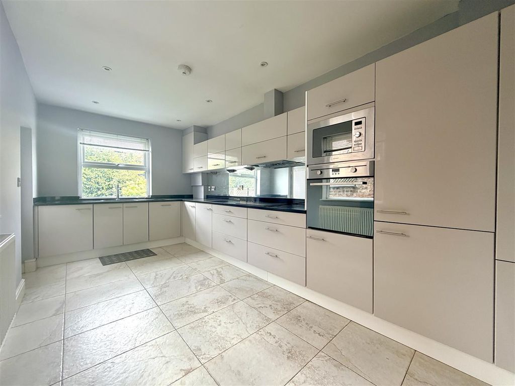 Property photo 3 of 28 Breakfast Kitchen