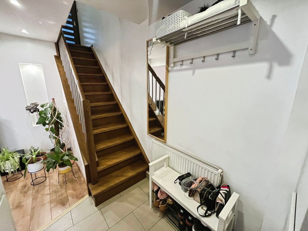 Property photo 2 of 19 Entrance Hall