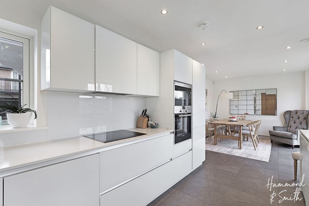 Property photo 2 of 25