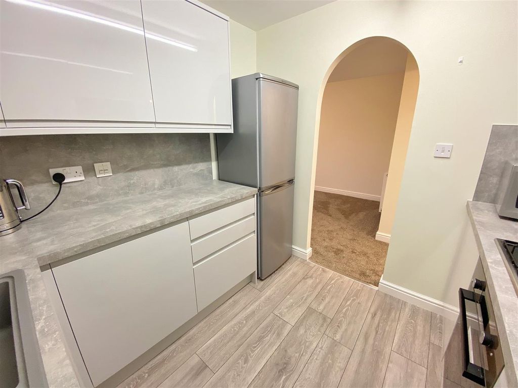 Property photo 3 of 10 Kitchen