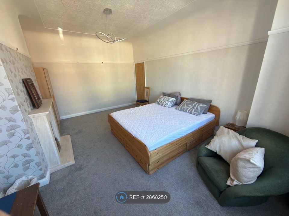 Property photo 3 of 8 Bedroom2