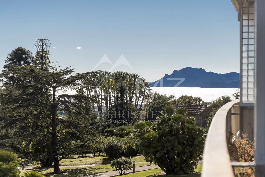 Property photo 1 of 16 Superb 4-Room Apartment With Panoramic Sea View In A Prestigious Residence